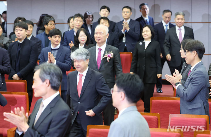 [서울=뉴시스] 황준선 기자 = 정형식 신임 헌법재판관과 이종석 헌법재판소장을 비롯한 헌법재판관들이 19일 오전 서울 종로구 헌법재판소에서 열린 취임식에 참석하고 있다. 2023.12.19. hwang@newsis.com