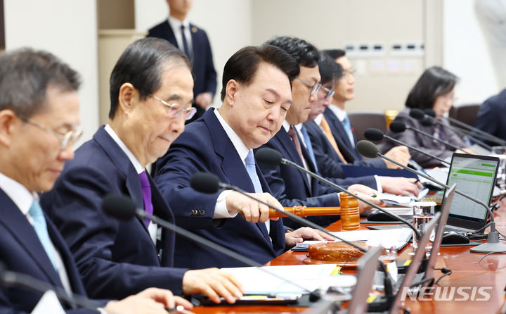 [서울=뉴시스] 전신 기자 = 윤석열 대통령이 19일 서울 용산 대통령실 청사에서 열린 국무회의를 주재하고 있다. 2023.12.19. photo1006@newsis.com