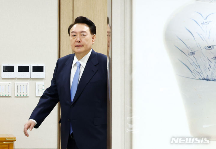 [서울=뉴시스] 전신 기자 = 윤석열 대통령이 19일 서울 용산 대통령실 청사에서 열린 국무회의에 입장하고 있다. 2023.12.19. photo1006@newsis.com