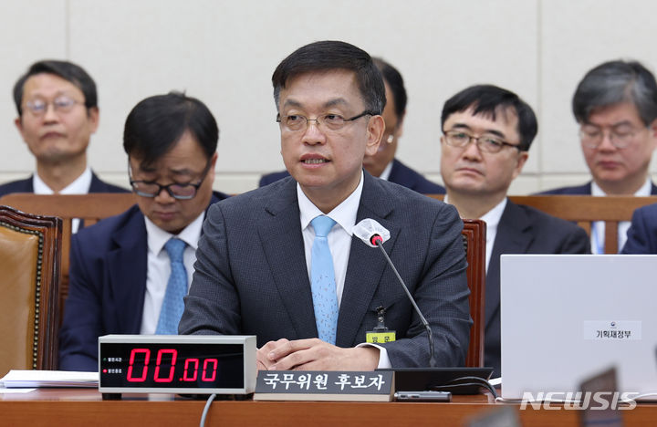 [서울=뉴시스] 추상철 기자 = 최상목 경제부총리 겸 기획재정부 장관 후보자가 19일 오전 서울 여의도 국회에서 열린 인사청문회에서 의원의 질의에 답변하고 있다. 2023.12.19. scchoo@newsis.com