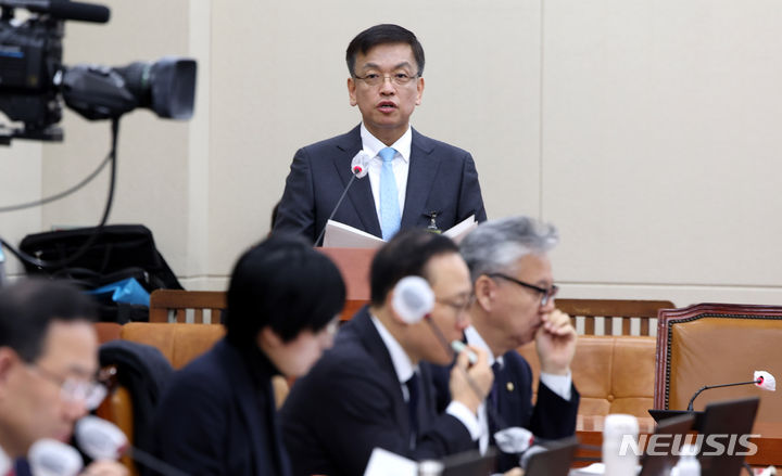 [서울=뉴시스] 추상철 기자 = 최상목 경제부총리 겸 기획재정부 장관 후보자가 19일 오전 서울 여의도 국회에서 열린 인사청문회에서 모두발언을 하고 있다. 2023.12.19. scchoo@newsis.com