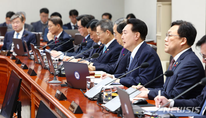 [서울=뉴시스] 전신 기자 = 윤석열 대통령이 19일 서울 용산 대통령실 청사에서 열린 국무회의를 주재하고 있다. 2023.12.19. photo1006@newsis.com