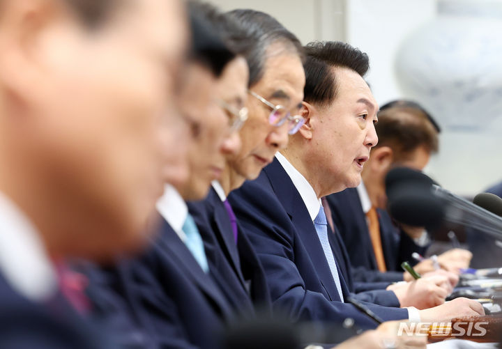 [서울=뉴시스] 전신 기자 = 윤석열 대통령이 19일 서울 용산 대통령실 청사에서 열린 국무회의를 주재하고 있다. 2023.12.19. photo1006@newsis.com