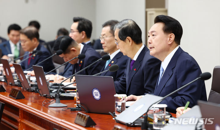 [서울=뉴시스] 전신 기자 = 윤석열 대통령이 19일 서울 용산 대통령실 청사에서 열린 국무회의를 주재하고 있다. 2023.12.19. photo1006@newsis.com