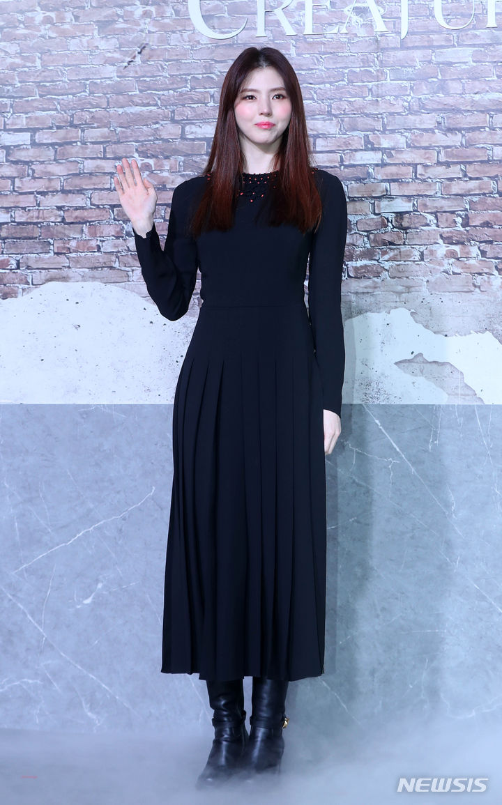 [서울=뉴시스] 김혜진 기자 = 배우 한소희가 19일 오전 서울 용산구 레이어20 스튜디오에서 열린 넷플릭스 시리즈 '경성크리처' 제작발표회에서 포즈를 취하고 있다. '경성크리처'는 시대의 어둠이 가장 짙었던 1945년 봄, 생존이 전부였던 두 청춘이 탐욕 위에 탄생한 괴물과 맞서는 이야기다. 오는 22일 파트1 공개. 2023.12.19. jini@newsis.com