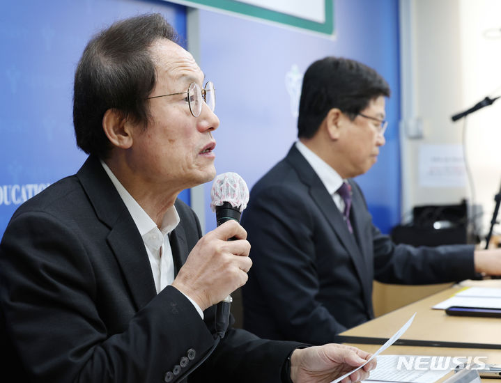 [서울=뉴시스] 김진아 기자 = 조희연 서울시교육감이 지난해 12월19일 오전 서울 종로구 서울특별시교육청에서 학생인권조례 폐지 반대에 뜻을 함께하는 전국 교육감 입장문 발표 기자회견을 하고 있는 모습. 2023.12.19. bluesoda@newsis.com