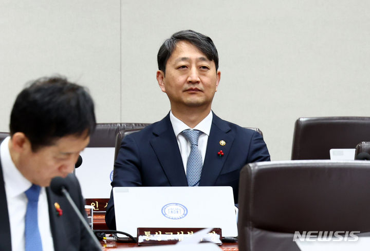 [서울=뉴시스] 전신 기자 = 산업통상자원부 장관 후보자인 안덕근 통상교섭본부장이 19일 서울 용산 대통령실 청사에서 열린 국무회의에 참석해 있다. 2023.12.19. photo1006@newsis.com