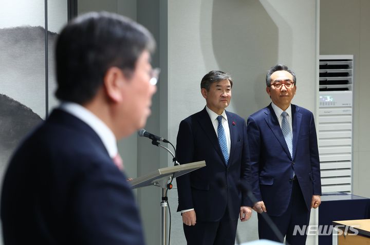 [서울=뉴시스] 전신 기자 = 조태용 국정원장 후보자, 조태열 외교부 장관 후보자가 19일 서울 용산 대통령실 청사에서 열린 김대기 비서실장의 인사 발표 관련 브리핑에 참석해 있다.  2023.12.19. photo1006@newsis.com