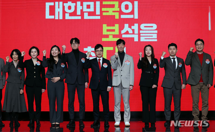 [서울=뉴시스] 최진석 기자 = 19일 서울 강서구 ASSA 스튜디오에서 열린 '국민의힘 국민인재 토크콘서트' 대한민국의 보석을 찾다에서 영입인재 최수진, 채상미, 정혜림 심성훈, 호준석, 윤도현, 공지연, 김금혁, 임현준 씨가 포즈를 취하고 있다. 2023.12.19. myjs@newsis.com