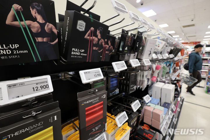 [서울=뉴시스] 조성우 기자 = 서울 시내 한 대형마트에 스포츠용품이 전시돼 있다. 2023.12.19. xconfind@newsis.com