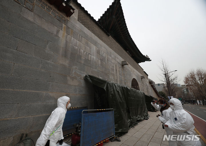 [서울=뉴시스] 김진아 기자 = 경복궁 담벼락을 스프레이로 훼손한 사건이 일어난지 나흘째인 19일 서울 종로구 경복궁 영추문 인근에 복구 작업을 위한 가림막이 설치돼 있다. 2023.12.19. bluesoda@newsis.com