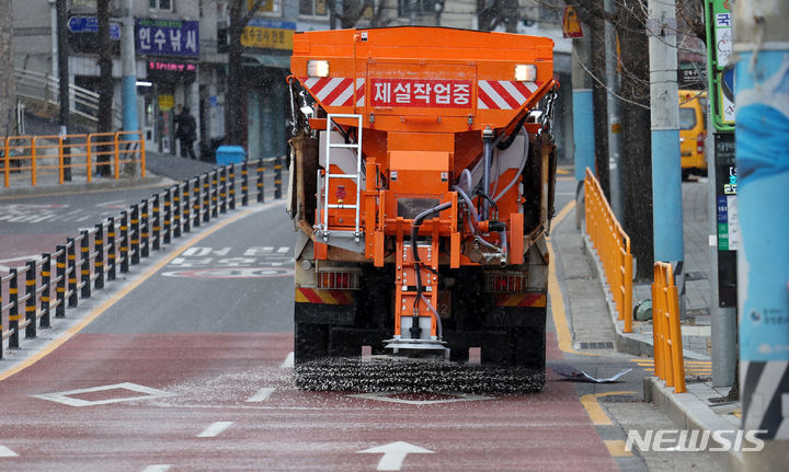 [서울=뉴시스] 홍효식 기자 =서울 강북구 수유동 거리에서 제설차가 염화칼슘을 뿌리고 있다. 2023.12.19. yesphoto@newsis.com