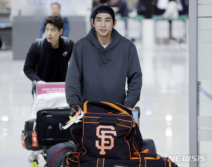 [인천공항=뉴시스] 최동준 기자 = 메이저리그 샌프란시스코 자이언츠에 입단한 이정후가 19일 인천국제공항을 통해 귀국하고 있다. 2023.12.19. photocdj@newsis.com