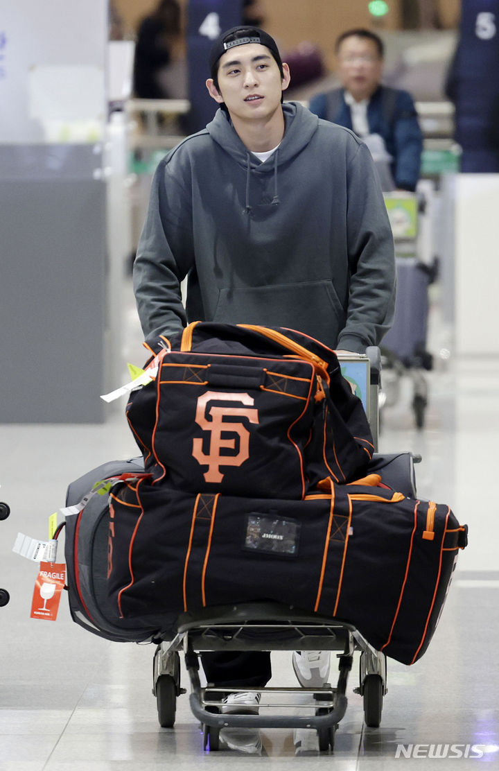 [인천공항=뉴시스] 최동준 기자 = 메이저리그 샌프란시스코 자이언츠에 입단한 이정후가 19일 인천국제공항을 통해 귀국 후 취재진 질문에 답변하고 있다. 2023.12.19. photocdj@newsis.com
