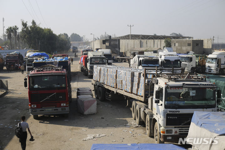 [케렘 샬롬=AP/뉴시스] 지난 18일(현지시간) 이스라엘과 가자지구 검문소인 케렘 샬롬을 통해 인도주의 지원 트럭이 들어서는 모습. 2023.12.21.