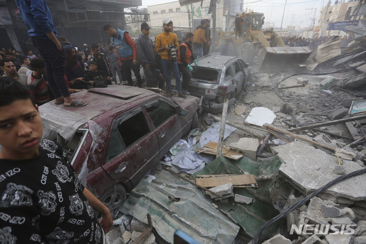 [라파=AP/뉴시스] 20일(현지시각) 가자지구 남부 라파 팔레스타인 주민들이 이스라엘의 폭격으로 파괴된 장소에 모여들어 피해 상황을 살피고 있다. 2023.12.21.