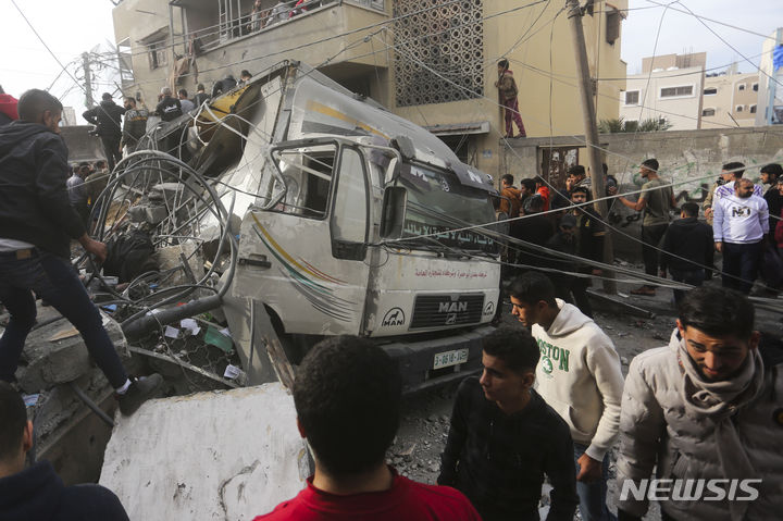 [라파=AP/뉴시스] 20일(현지시각) 가자지구 남부 라파 팔레스타인 주민들이 이스라엘의 폭격으로 파괴된 장소에 모여들어 피해 상황을 살피고 있다. 2023.12.21.