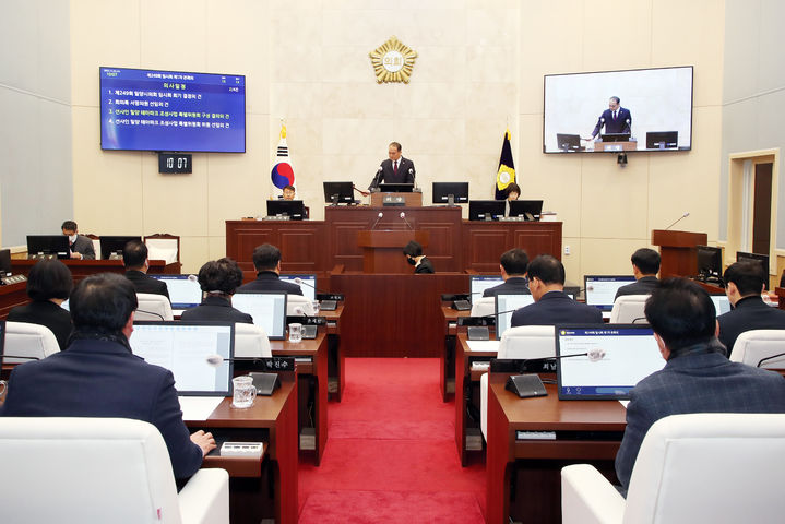 밀양시의회가 선샤인 밀양테마파크 조성사업 특별위원회‘구성 결의안을 처리하고 있다. (사진=밀양시의회 제공 *재판매 및 DB 금지