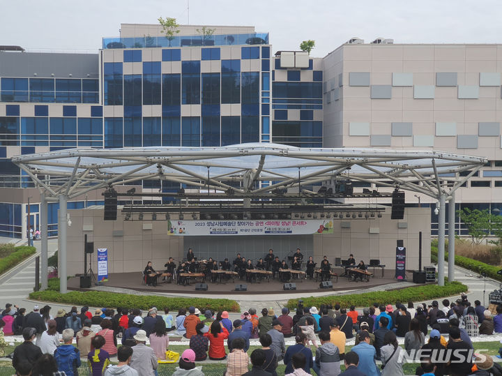 [성남=뉴시스] 성남시립예술단이 지난 4월에 제1공단 근린공원에서 '찾아가는 공연'을 하고 있다.