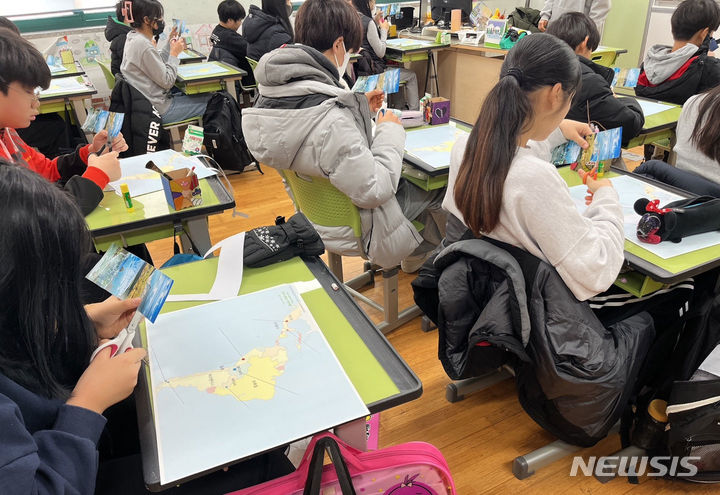 [안산=뉴시스] 안산 팔곡초 6학년 학생들이 빠차마마 프로그램에 참여해 활동하고 있다.(사진=안산교육지원청 제공) 2023.12.20. sonanom@newsis.com