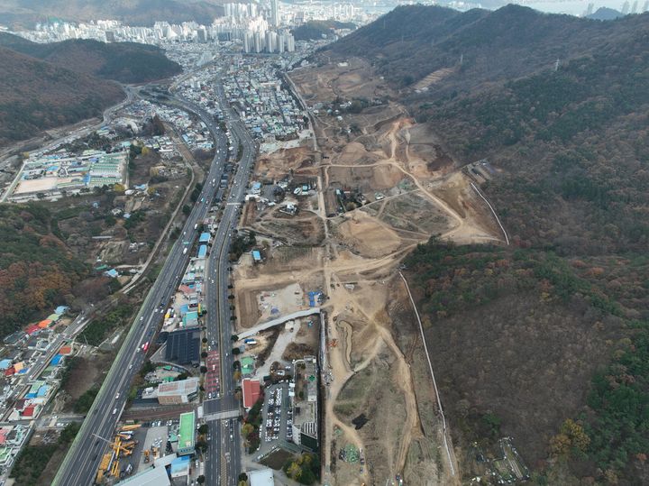 [창원=뉴시스] 강경국 기자 = 경남 창원시 마산회원구 회성동 일원에 추진 중인 창원 자족형복합행정타운 공사 현장 전경. (사진=창원시청 제공). 2023.12.20. photo@newsis.com *재판매 및 DB 금지