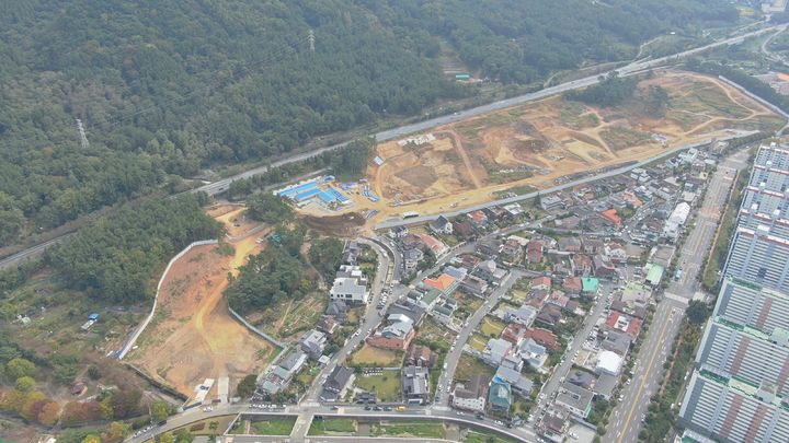 [창원=뉴시스] 강경국 기자 = 경남 창원시 성산구 토월·사파정·남산·대방동 일원에 조성 중인 사파지구 도시개발사업2 공공청사 및 교육연구지구 전경. (사진=창원시청 제공). 2023.12.20. photo@newsis.com *재판매 및 DB 금지