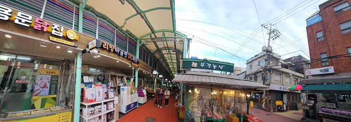 [서울=뉴시스]아케이드가 설치된 용산용문시장에서 주민들이 장을 보고 있다.(사진=용산구 제공) *재판매 및 DB 금지