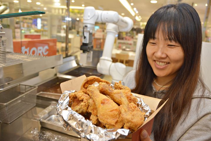 [대구=뉴시스] 대백프라자 식품관에 로봇이 알아서 치킨을 튀겨주는 ‘로봇 치킨’ 브랜드 ORC(Origin Robot Chicken)가 신규 오픈했다. (사진 = 대구백화점 제공) 2023.12.20. photo@newsis.com *재판매 및 DB 금지