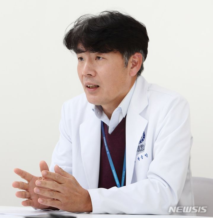 [서울=뉴시스]방승민 연세암병원 췌장담도암센터 소화기내과 교수가 뉴시스와 인터뷰를 갖고 담도암의 특성과 치료법 등에 대해 설명하고 있다. (사진= 뉴시스DB) 2023.12.21. photo@newsis.com. 