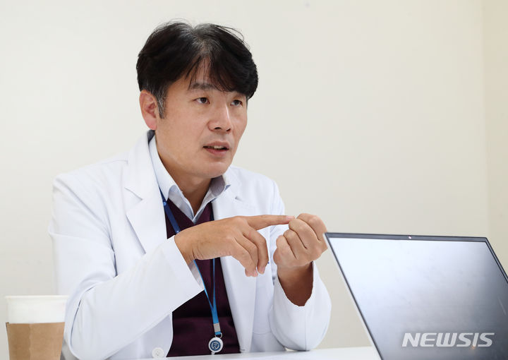 [서울=뉴시스]방승민 연세암병원 췌장담도암센터 소화기내과 교수가 뉴시스와 인터뷰를 갖고 담도암의 특성과 치료법 등에 대해 설명하고 있다. (사진= 뉴시스DB) 2023.12.21. photo@newsis.com. 
