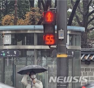 [서울=뉴시스]'빨간불'의 잔여 시간을 알려주는 신호등이 서울시내 5곳에 설치됐다. (사진=서울시 제공). 2023.12.21. photo@newsis.com 