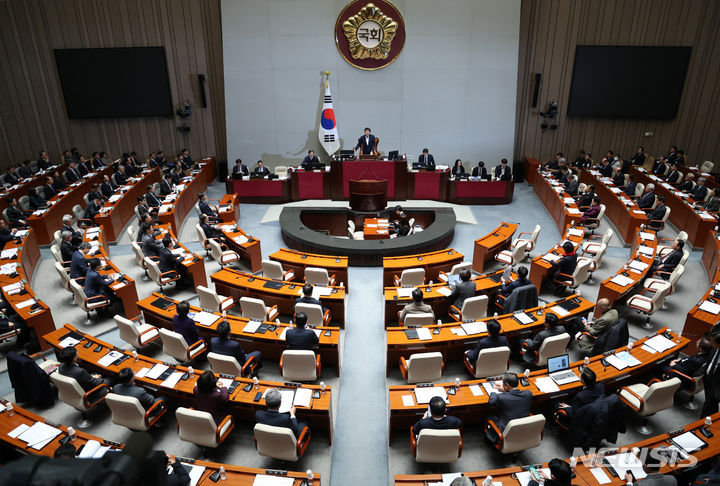 [서울=뉴시스] 이영환 기자 = 서삼석 예산결산특별위원장이 20일 오전 서울 여의도 국회에서 열린 전체회의에서 의사봉을 두드리고 있다. 2023.12.20. 20hwan@newsis.com