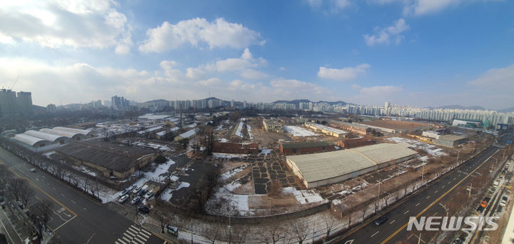 [인천=뉴시스] 전진환 기자 = 정부는 20일 주한미군지위협정 합동위원장 간 협의를 통해 인천 부평구의 미군기지 캠프마켓 잔여 구역 등 5개 미군기지 29만㎡ 규모 부지 반환에 합의 했다고 밝혔다. 이번에 반환받은 부지는 인천시 소재 캠프마켓 잔여 구역과 연천군의 감악산 통신기지, 불모산 창원시의 통신기지와 통신센터, 용산기지 내 도로부지 일부이다. 2023.12.20. amin2@newsis.com