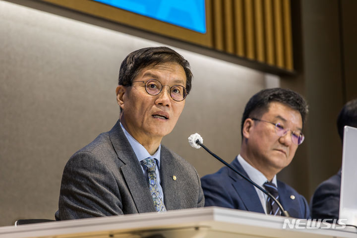 [서울=뉴시스] 사진공동취재단 = 이창용 한국은행 총재가 20일 오후 서울 중구 한국은행에서 열린 '2023년 하반기 물가안정목표 운영상황 점검 설명회'에서 기자들의 질문에 답하고 있다. 2023.12.20. photo@newsis.com