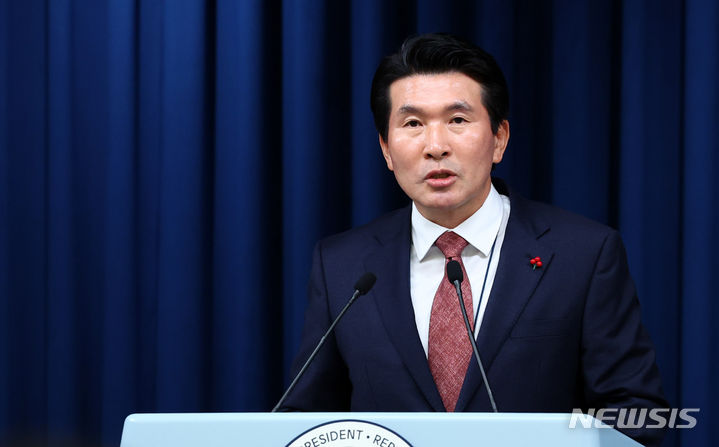 [서울=뉴시스] 전신 기자 = 황상무 시민사회수석이 20일 서울 용산 대통령실 청사에서 국민제안 정책화 과제 관련 브리핑을 하고 있다. 2023.12.20. photo1006@newsis.com