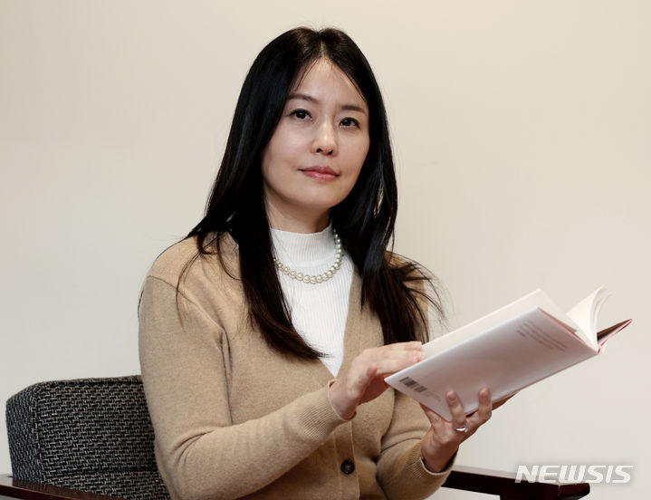 [서울=뉴시스] 김진아 기자 = 이지아 작가가 19일 서울 중구 한 카페에서 뉴시스와 인터뷰를 하기 앞서 포즈를 취하고 있다. 이 작가는 2000년 희곡 부문 신인상, 2014년 시 부문 신인상으로 등단했으며, 제4회 박상륭상, 제 19회 서라벌문학상 신인상을 받았다. 최근 시집 '아기 늑대와 걸어가기'를 출간했다. 2023.12.23. bluesoda@newsis.com