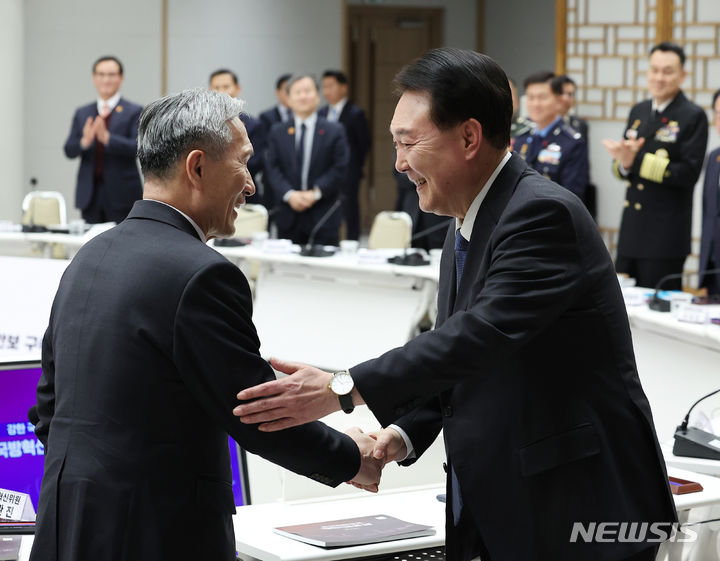 [서울=뉴시스] 조수정 기자 = 윤석열 대통령이 20일 오후 서울 용산 대통령실 청사에서 열린 국방혁신위원회 3차 회의에 입장하며 김관진 국방혁신위 부위원장과 악수하고 있다. (대통령실통신사진기자단) 2023.12.20.chocrystal@newsis.com