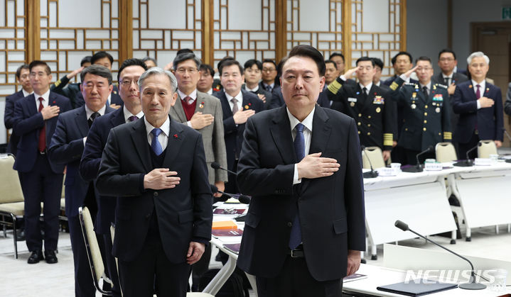 [서울=뉴시스] 조수정 기자 = 윤석열 대통령이 20일 오후 서울 용산 대통령실 청사에서 열린 국방혁신위원회 3차 회의에서 국기에 경례하고 있다. 앞 왼쪽은 김관진 혁신위 부위원장. (대통령실통신사진기자단) 2023.12.20.chocrystal@newsis.com