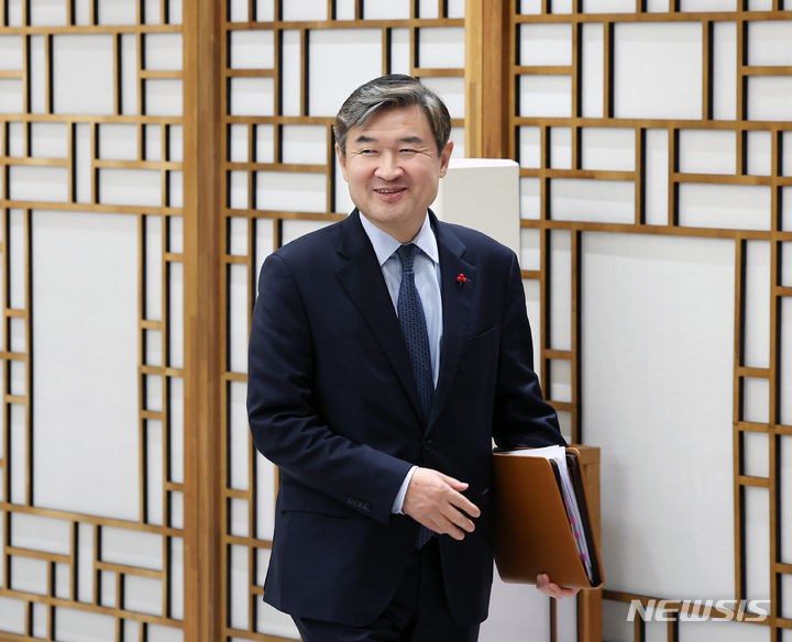 [서울=뉴시스] 조수정 기자 = 국가정보원장 후보자로 지명된 조태용 국가안보실장이 국방혁신위원회 부위원장이 20일 오후 서울 용산 대통령실 청사에서 국방혁신위원회 3차 회의에 입장하고 있다. (대통령실통신사진기자단) 2023.12.20.chocrystal@newsis.com