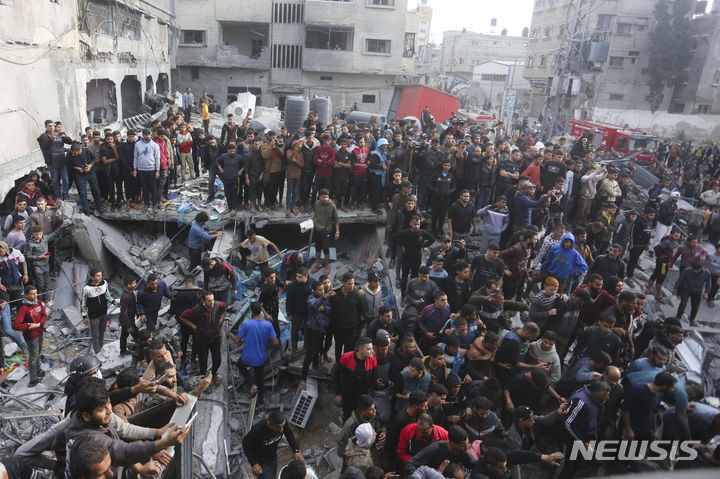 [라파=AP/뉴시스] 20일(현지시각) 가자지구 남부 라파에서 팔레스타인 주민들이 이스라엘의 폭격으로 파괴된 곳에 모여들고 있다. 2023.12.21.