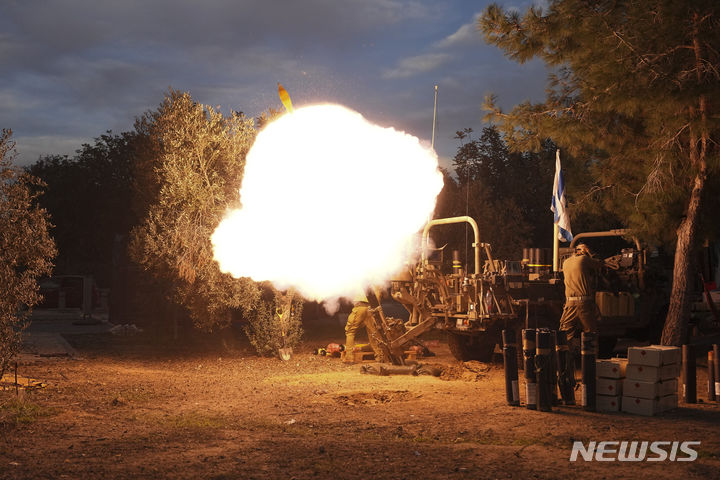 [가자지구=AP/뉴시스] 이스라엘 군인들이 20일(현지시각) 이스라엘 남부에서 가자지구를 향해 박격포를 발사하고 있다. 2023.12.21.