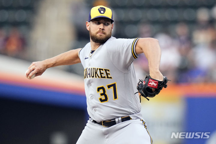 [뉴욕=AP/뉴시스] MLB 공식 홈페이지 MLB닷컴은 21일(한국시간) "메츠는 투수 유망주 콜맨 크로우를 밀워키 브루어스로 보내고 오른손 투수 아드리안 하우저와 외야수 타이론 테일러를 데려왔다"고 보도했다. 2023.06.30