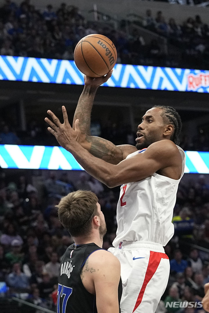 [댈러스=AP/뉴시스] 미국프로농구(NBA) LA클리퍼스의 카와이 레너드. 2023.12.21.