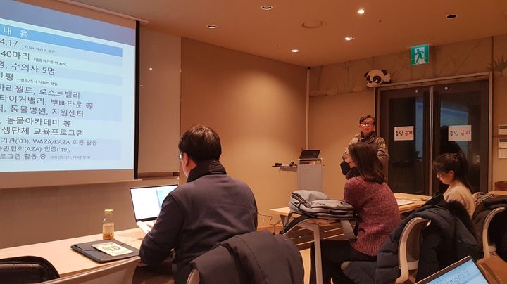 [서울=뉴시스] 구무서 기자 = 정동희 에버랜드 동물원장이 지난 20일 에버랜드 동물원 교육실에서 동물원 현황에 대해 설명하는 모습. 2023.12.20. nowest@newsis.com *재판매 및 DB 금지