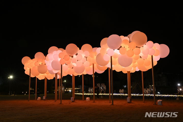 [서울=뉴시스]서울 종로구 열린송현녹지광장이 '송현동 솔빛축제'로 밤마다 빛으로 물든다. (사진=서울시 제공). 2023. 12.21. photonewsis.com 