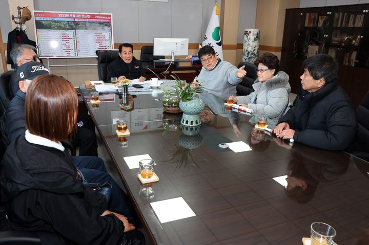 양산시 장애인 봉사단체 울타리회에 이웃돕기 성금 100만원을 기탁했다. (사진=양산시 제공) *재판매 및 DB 금지