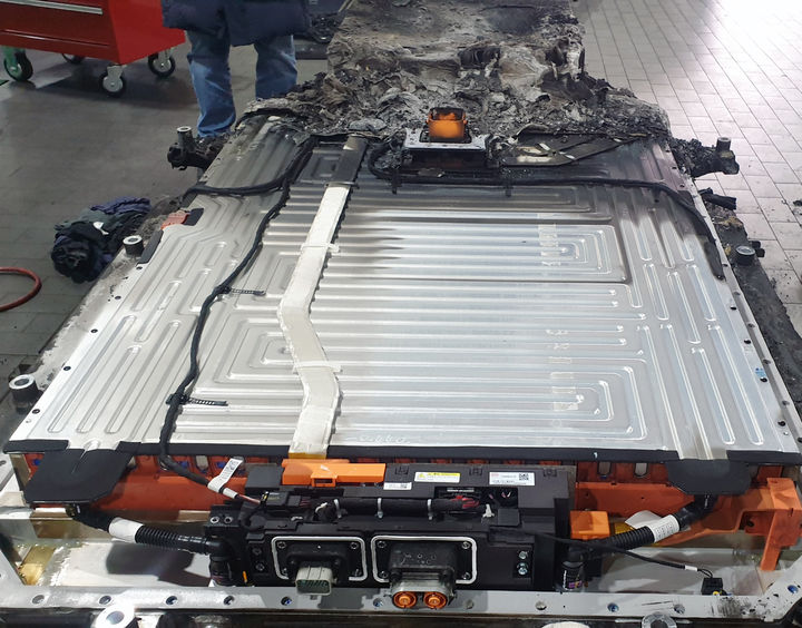 [사진=뉴시스] 지난 16일 부산에서 화재로 전소된 KG모빌리티 전기차 토레스 EVX 차량의 배터리 탈거 모습. (사진=KG모빌리티 제공) 2023.12.21 photo@newsis.com *재판매 및 DB 금지