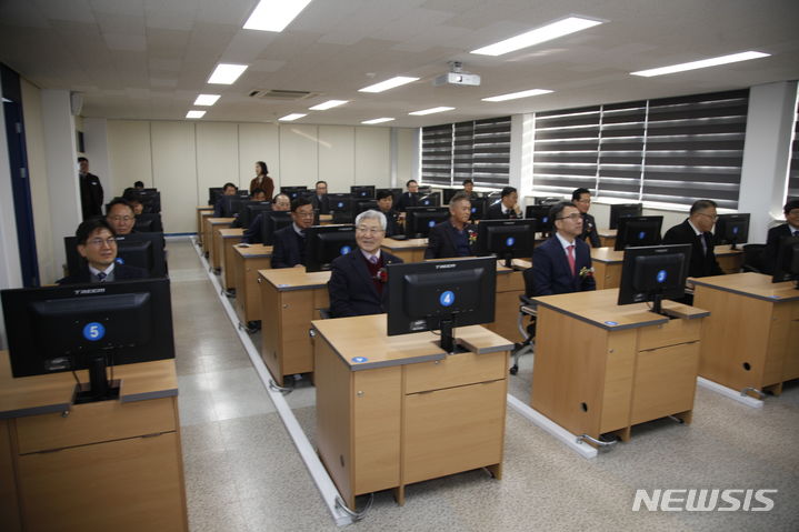 [창원=뉴시스]홍정명 기자=경남 창원 소재 마산대학교에 구축된 한국산업인력공단 ‘창원디지털시험센터’의 CBT(Computer Based Test) 기반 필기시험실.(사진=마산대 제공) 2023.12.21. photo@newsis.com