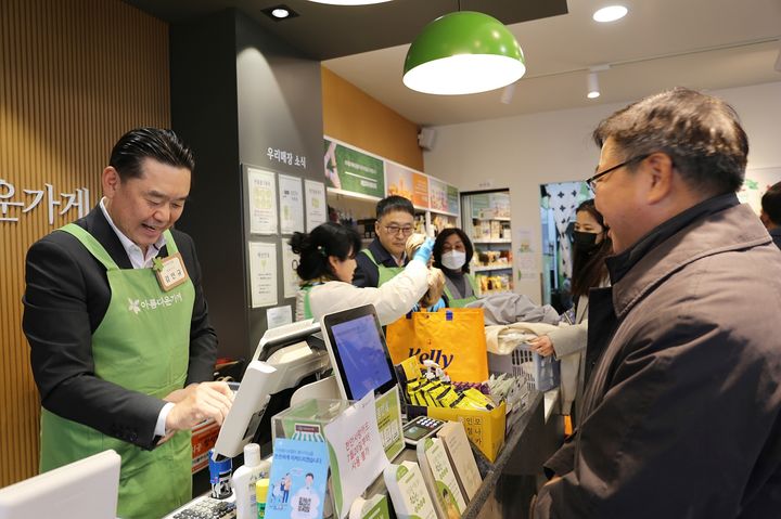 김인규 하이트진로 대표이사가 아름다운 하루 특별전에서 판매 봉사를 하고 있다. (사진=하이트진로 제공) *재판매 및 DB 금지