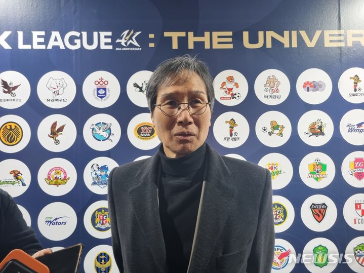 [서울=뉴시스] 김진엽 기자 = 프로축구 K리그1 수원FC의 최순호 단장이 21일 한국프로축구연맹이 진행한 리그 출범 40주년 전시회인 'K리그 : 더 유니버스'의 VIP 시사회 종료 후 취재진을 만나 인터뷰를 하고 있다. 2023.12.21. wlsduq123@newsis.com